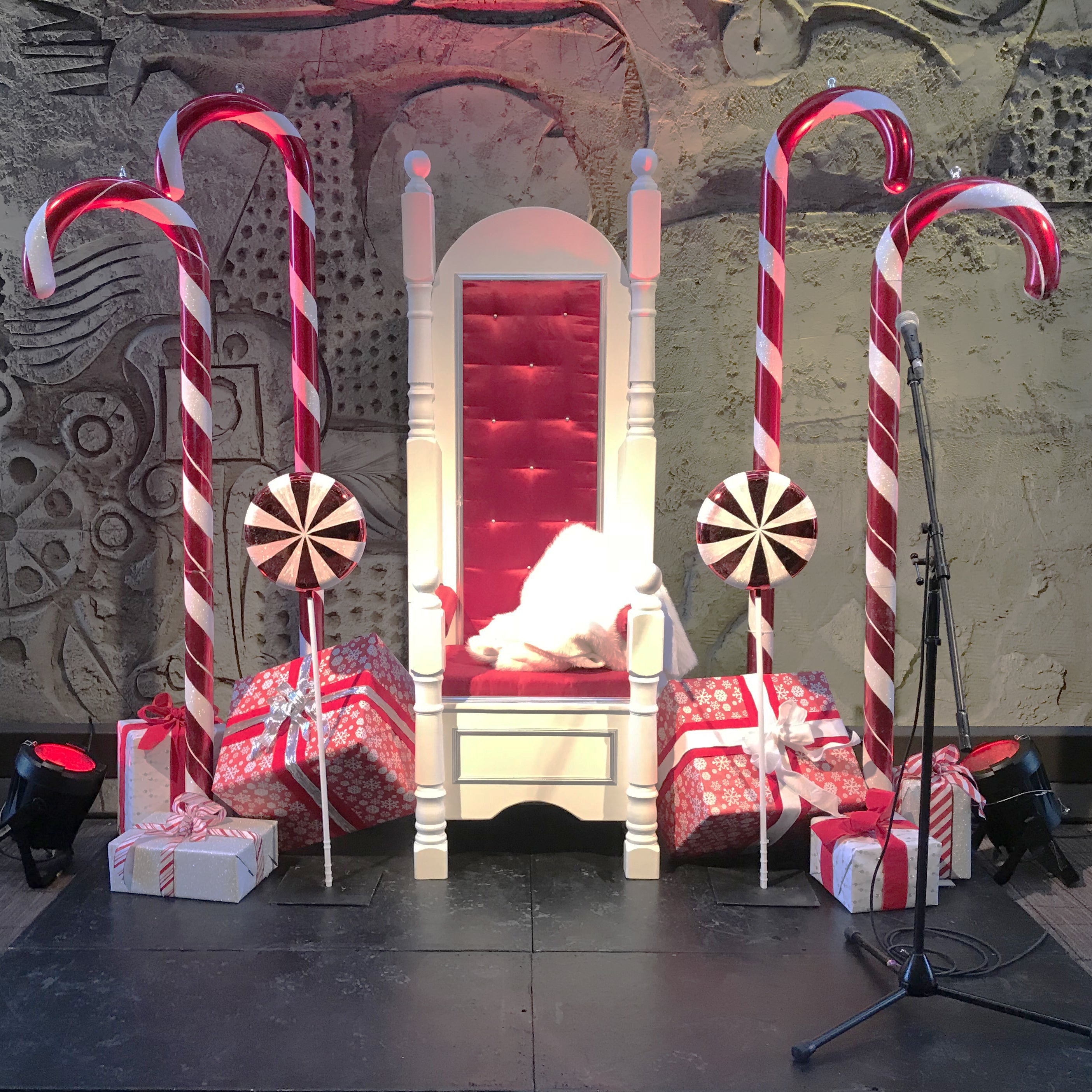 LOT DE CADEAUX ARGENT ET ROUGE