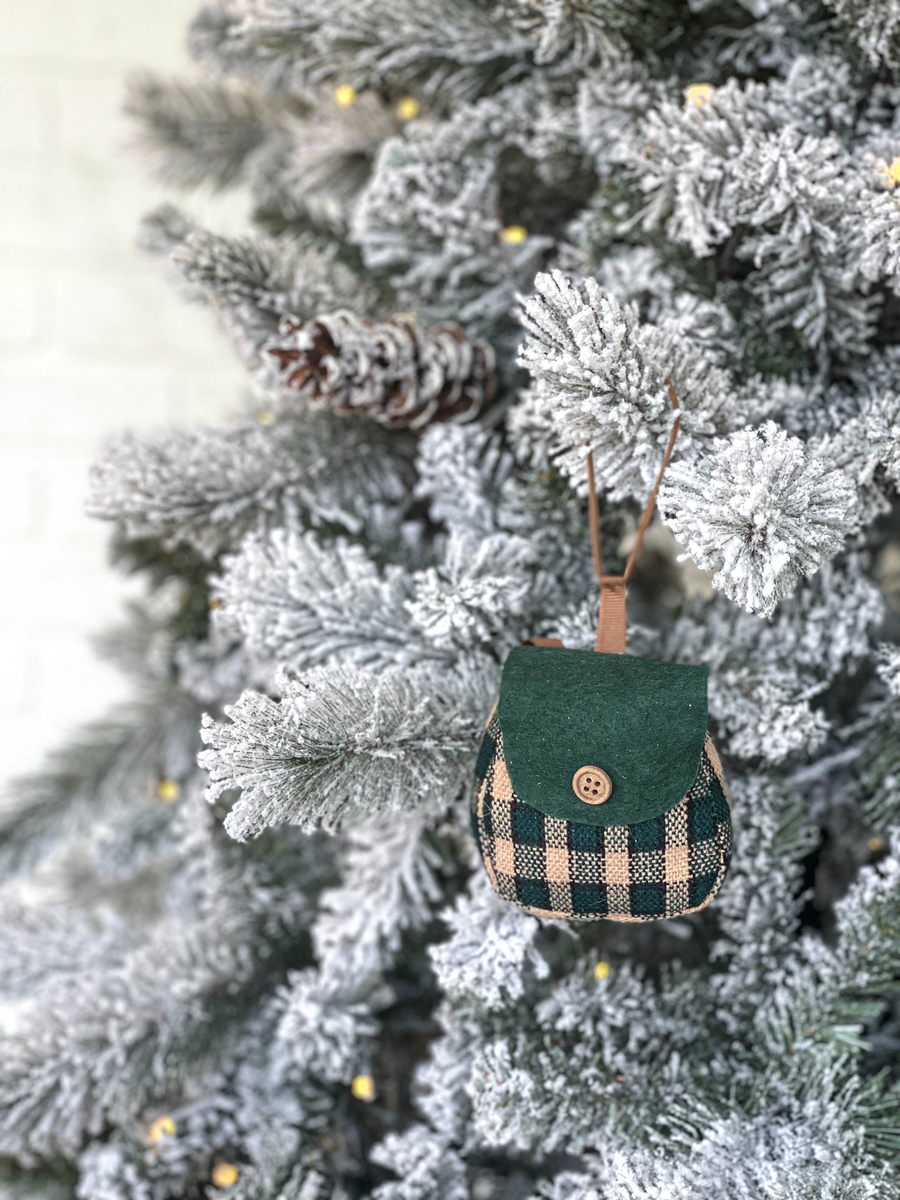 ENSEMBLE DE DEUX ORNEMENTS SACS À DOS À CARREAUX