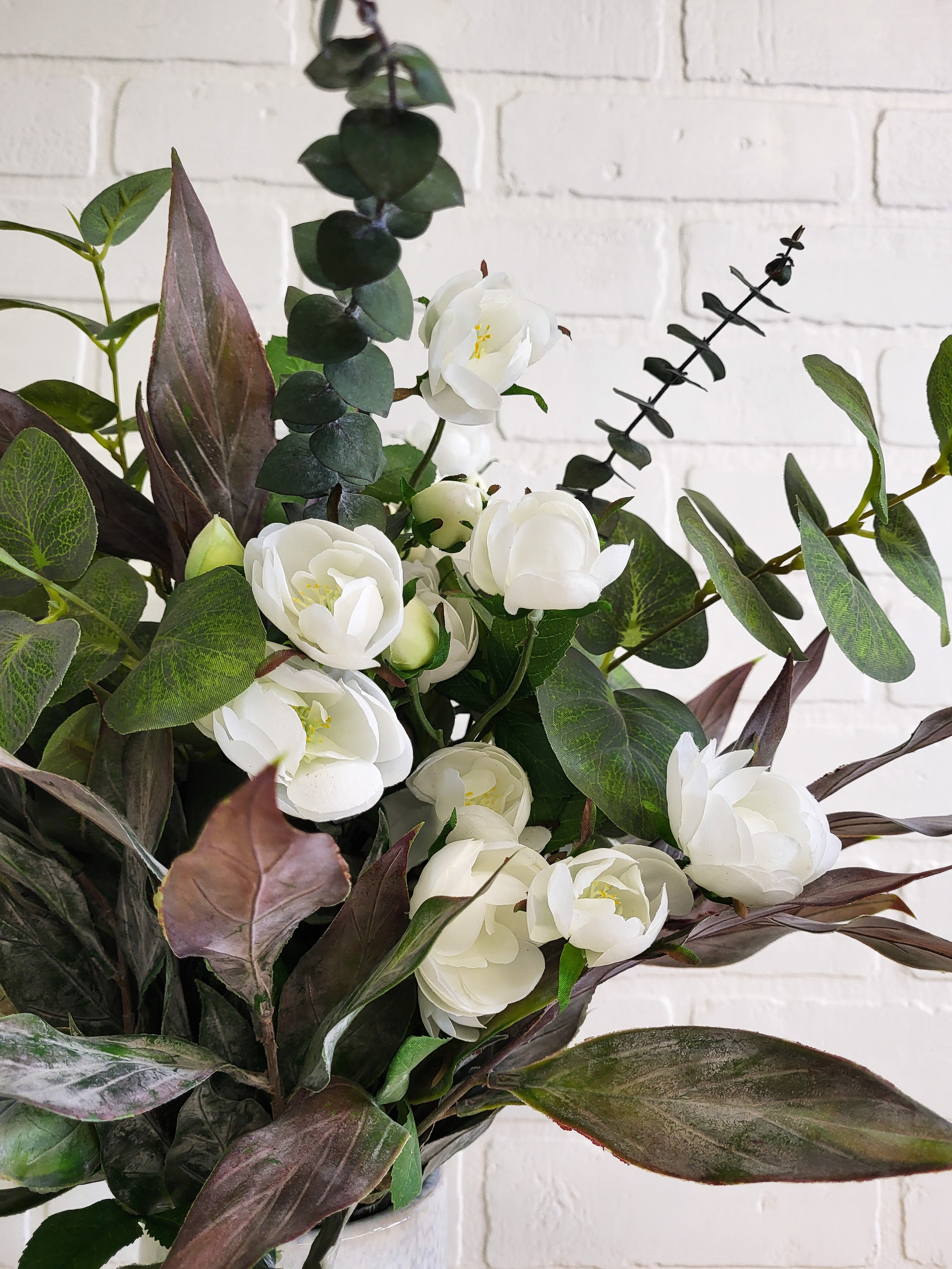 BOUQUET ROSES BLANCHES ET EUCALYPTUS