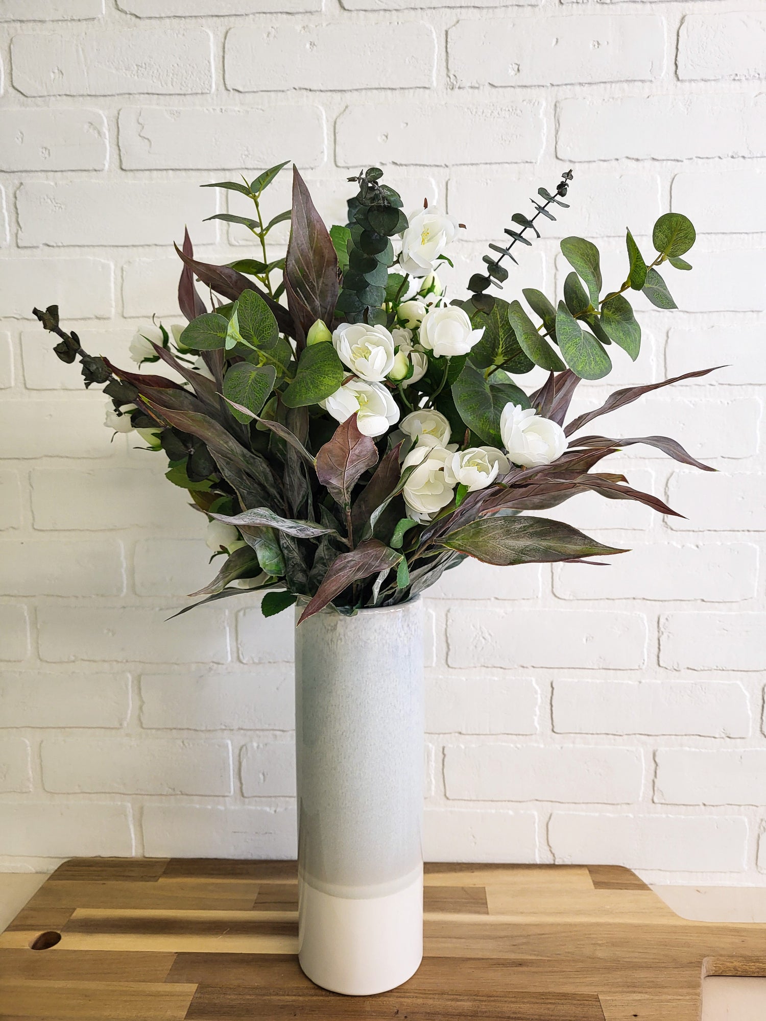 BOUQUET ROSES BLANCHES ET EUCALYPTUS