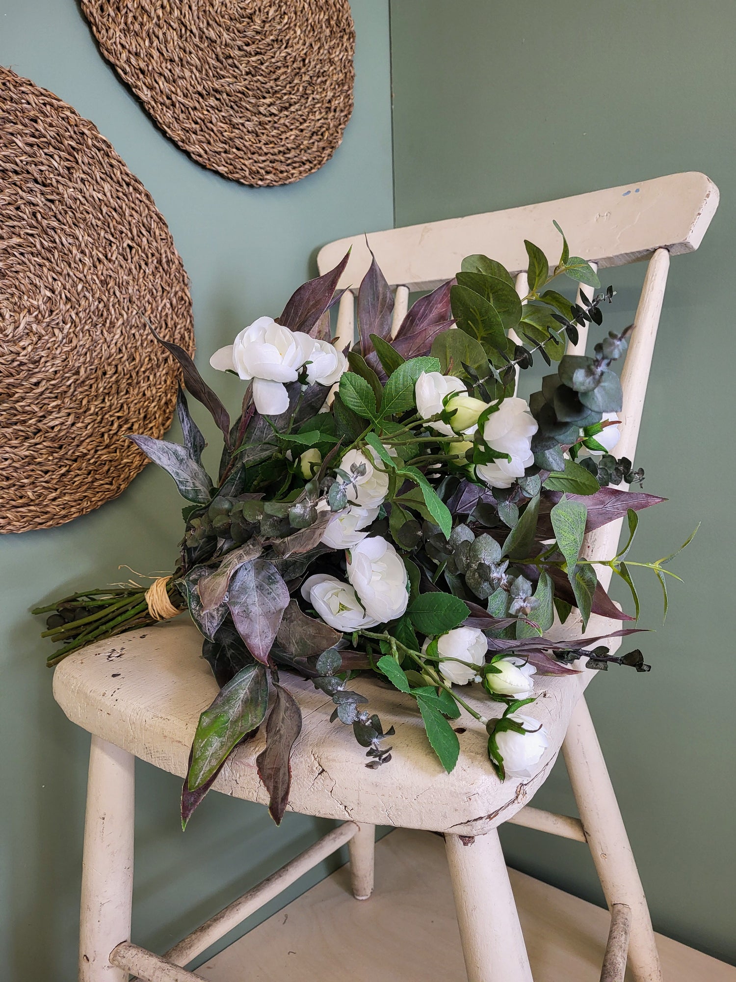 BOUQUET ROSES BLANCHES ET EUCALYPTUS