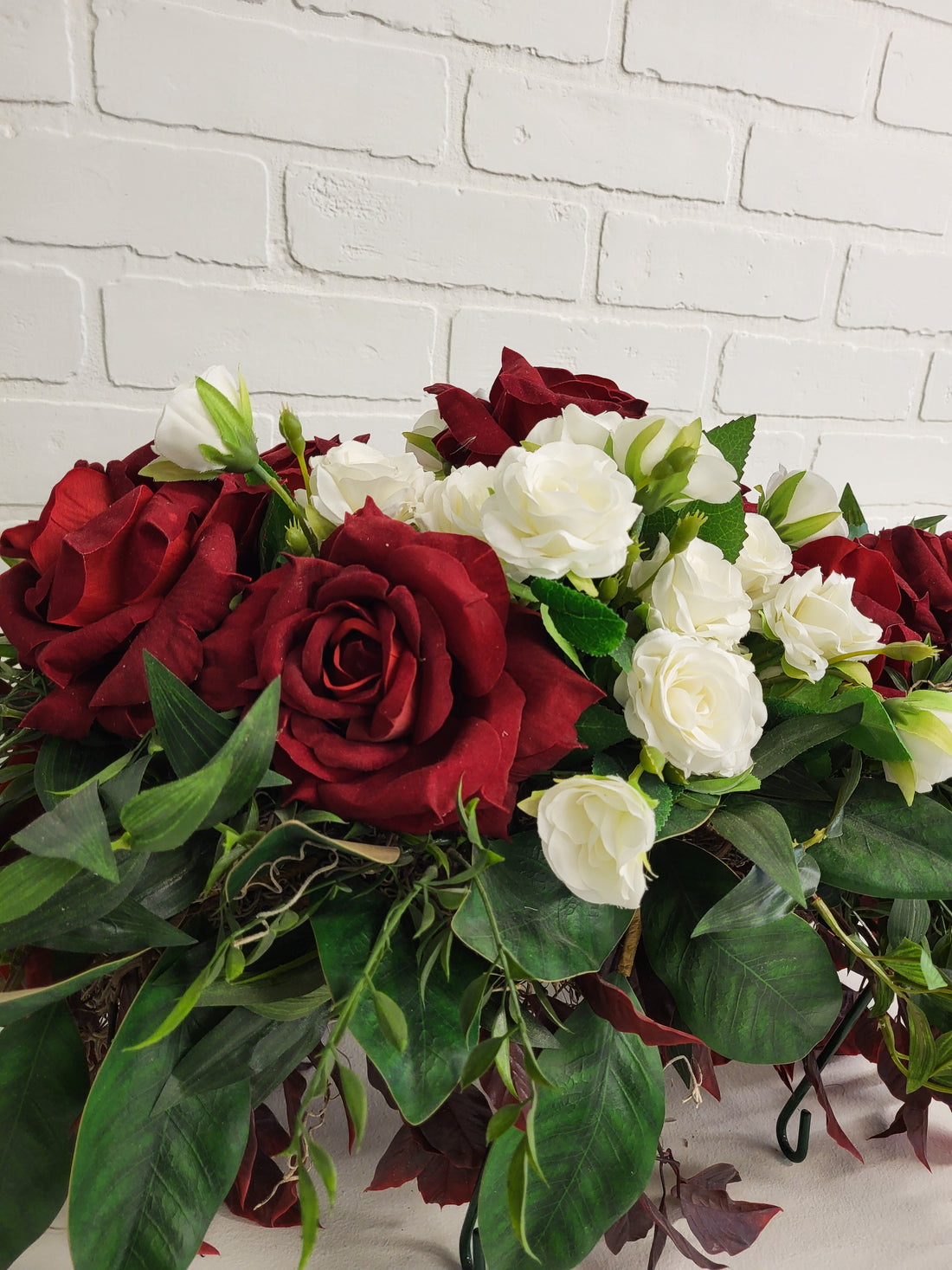 ARRANGEMENT FUNÉRAIRE ROSES ROUGES ET BLANCHES